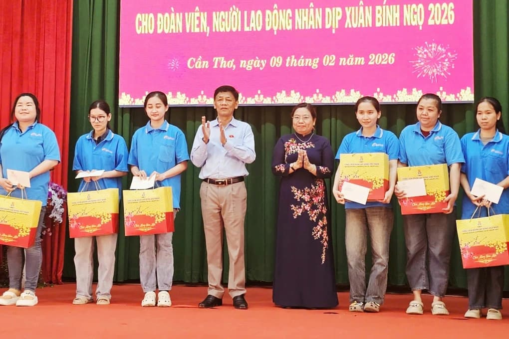 Trao hàng trăm phần quà Tết đến đoàn viên, người lao động ở Cần Thơ
