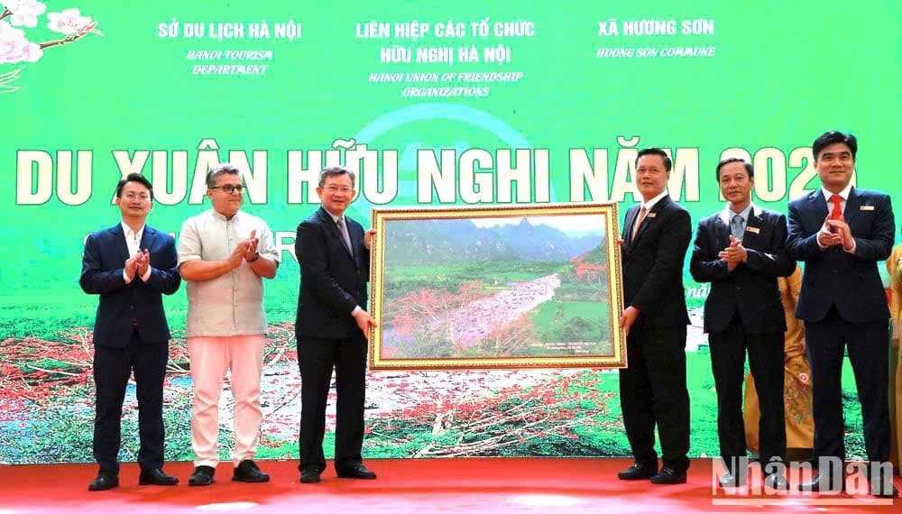 Du xuân hữu nghị 2026 – Giới thiệu Di tích quốc gia đặc biệt chùa Hương tới bạn bè quốc tế