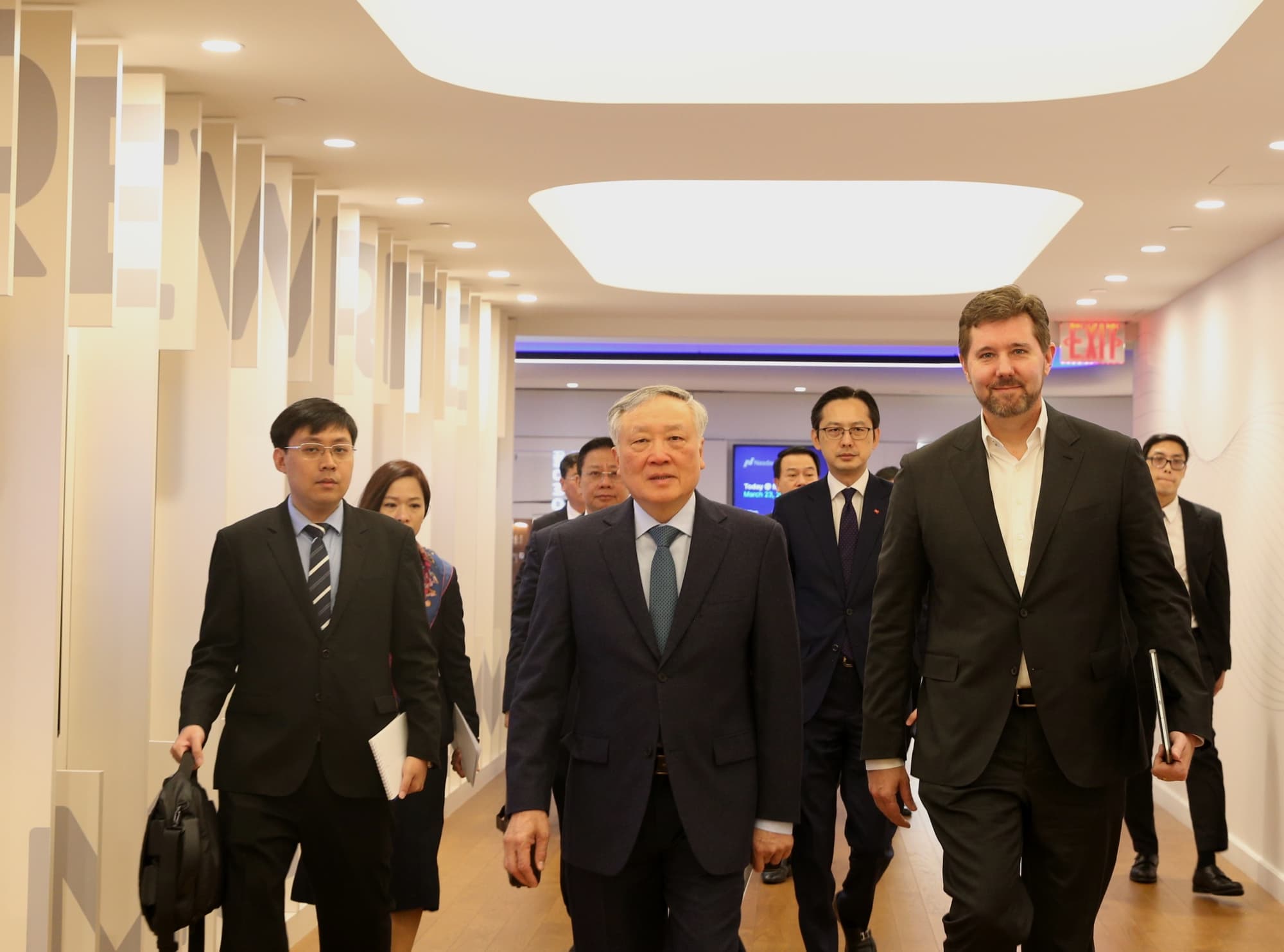 Phó Thủ tướng Thường trực Nguyễn Hòa Bình thăm và làm việc với hai sàn giao dịch chứng khoán lớn của Hoa Kỳ