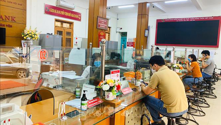 Ngân hàng Agribank huyện Văn Yên (Yên Bái) triển khai nhiều chương trình, giải pháp hỗ trợ tài chính cho các doanh nghiệp bị ảnh hưởng bởi dịch bệnh COVID-19. Ảnh: Hải Quân/TTXVN