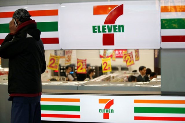 Cửa h&agrave;ng 7-Eleven đầu ti&ecirc;n được khai trương v&agrave;o ng&agrave;y 9/10 tại một v&ugrave;ng ngoại &ocirc; Mumbai.