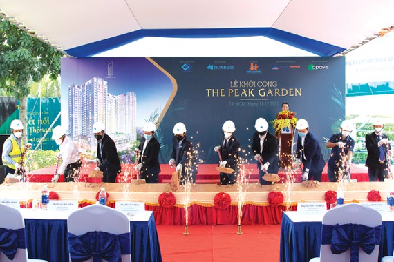 Lãnh đạo Tập đoàn Xây dựng Hòa Bình và lãnh đạo Công ty Cổ phần  Bất động sản Hưng Lộc Phát làm nghi thức động thổ dự án The Peak Garden