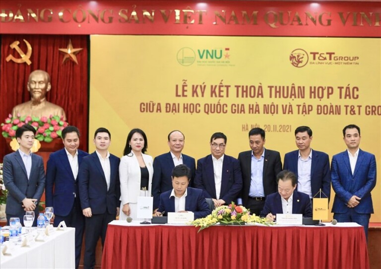 Chủ tịch HĐQT kiêm Tổng Giám đốc T&T Group Đỗ Quang Hiển và GS.TS Lê Quân, Giám đốc ĐHQHN ký kết Thỏa thuận hợp tác chiến lược. Ảnh: T&T