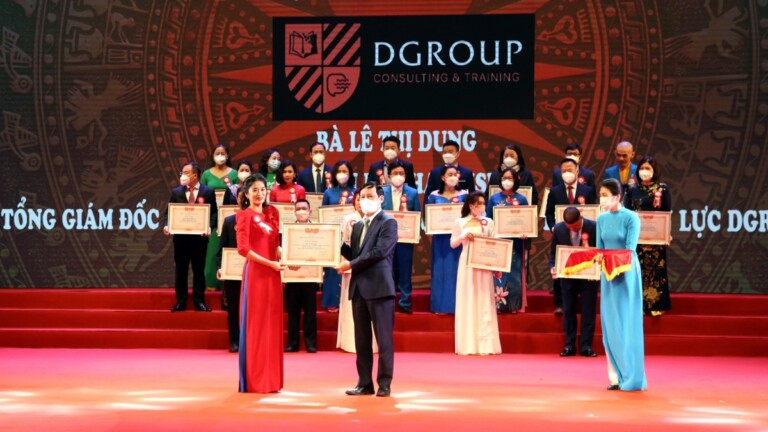 Bà Lê Dung, Tổng giám đốc Công ty CP Đào tạo và phát triển nhân lực DGroup nhận Bằng khen Doanh nhân có thành tích xuất sắc.
