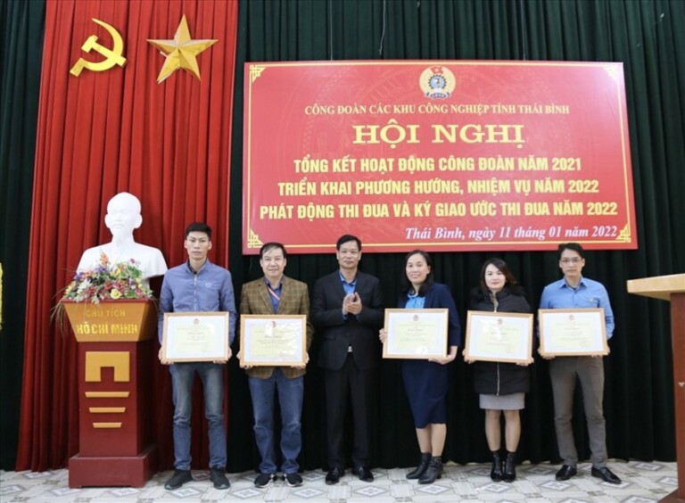 Lãnh đạo LĐLĐ tỉnh Thái Bình trao bằng khen của Tổng Liên đoàn Lao động Việt Nam cho các tập thể, cá nhân. Ảnh: B.M