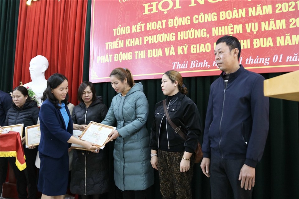 Chủ tịch Công đoàn các KCN tỉnh Thái Bình trao khen thưởng cho các tập thể, cá nhân tại hội nghị. Ảnh: B.M
