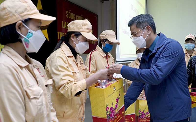 Ngày giáp Tết ở khu công nghiệp -0