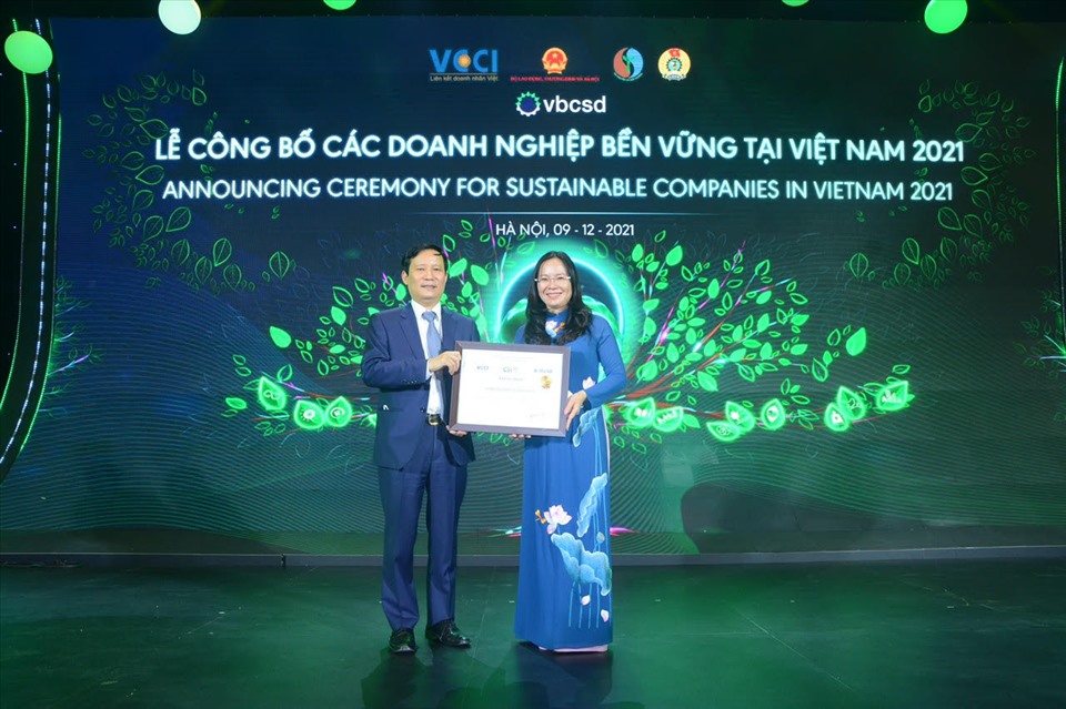 Ông Phạm Tấn Công, Chủ tịch Phòng thương mại và công nghiệp Việt Nam (VCCI) trao chứng nhận Top 10 Doanh nghiệp bền vững Việt Nam CSI 2021 cho bà Đào Thuý Hà, Phó Tổng giám đốc Kinh doanh & Marketing - CTCP Traphaco.