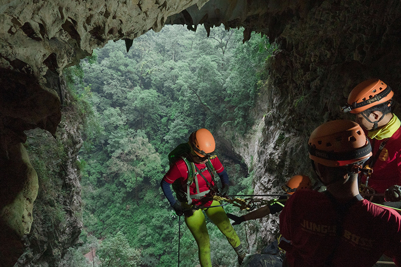 Trong kỳ nghỉ Tết Dương lịch, khách du lịch đến tham gia các chương trình du lịch mạo hiểm. Trong ảnh: Khách tham gia các tour của Jungle Boss