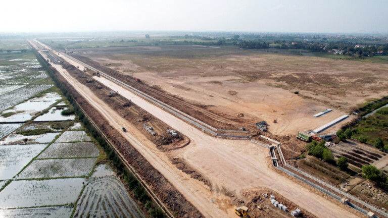 Chủ đầu tư KCN Nam Tiền Phong đang tổ chức thi công tuyến đường giao thông chính trong KCN với chiều dài trên 1,2km. Ảnh: Mạnh Trường