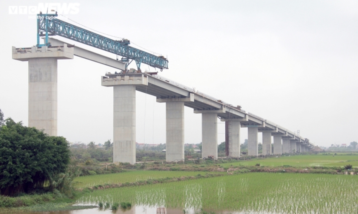 Hiện đơn vị thi công đang lao lắp dầm đúc sẵn và cơ bản hoàn thành phía huyện Kiến Thụy.