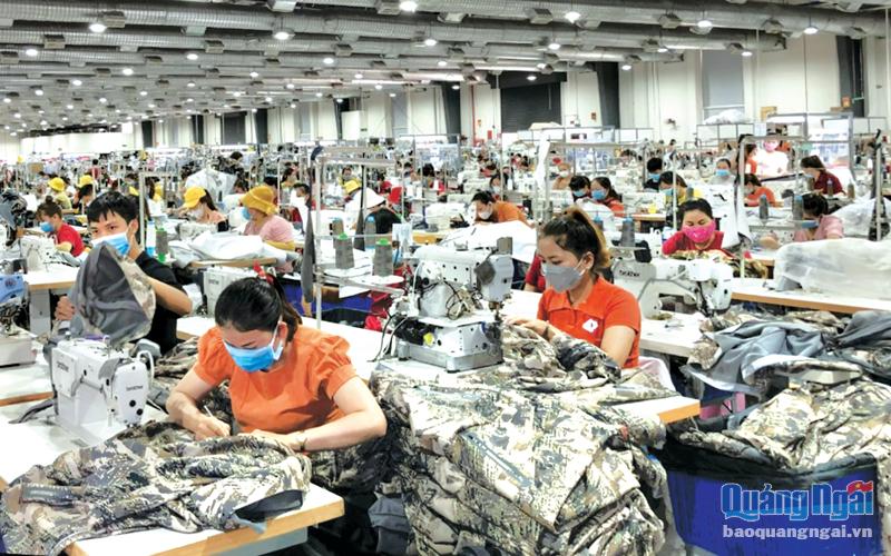 Sản xuất hàng may mặc xuất khẩu tại Công ty TNHH Mensa Industries (KCN VSIP Quảng Ngãi).  