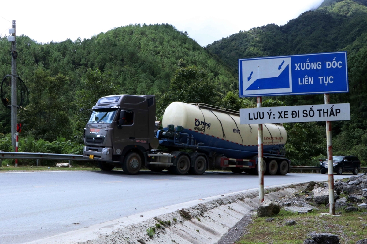 Đèo Hoàng Liên/Ô Quy Hồ thuộc quốc lộ 4D với tổng chiều dài khoảng 40km là một trong những cung đương đèo nguy hiểm nhất của Việt nam hiện nay.