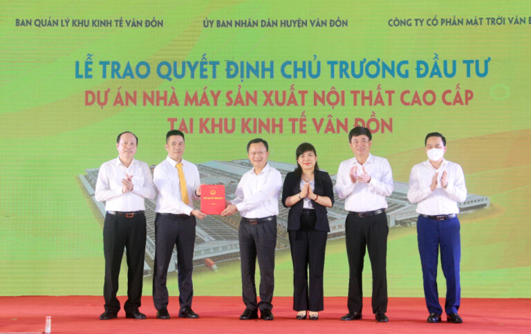 Các đồng chí lãnh đạo tỉnh và huyện Vân Đồn trao quyết định chủ trương đầu tư dự án Nhà máy sản xuất nội thất cao cấp cho Công ty CP Mặt trời Vân Đồn.