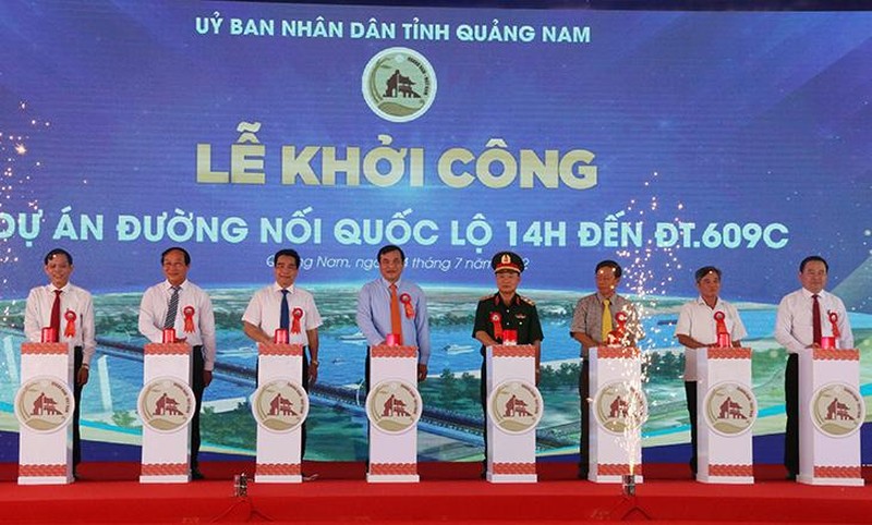 Lãnh đạo tỉnh và Quân khu 5 bấm nút khởi công công trình.