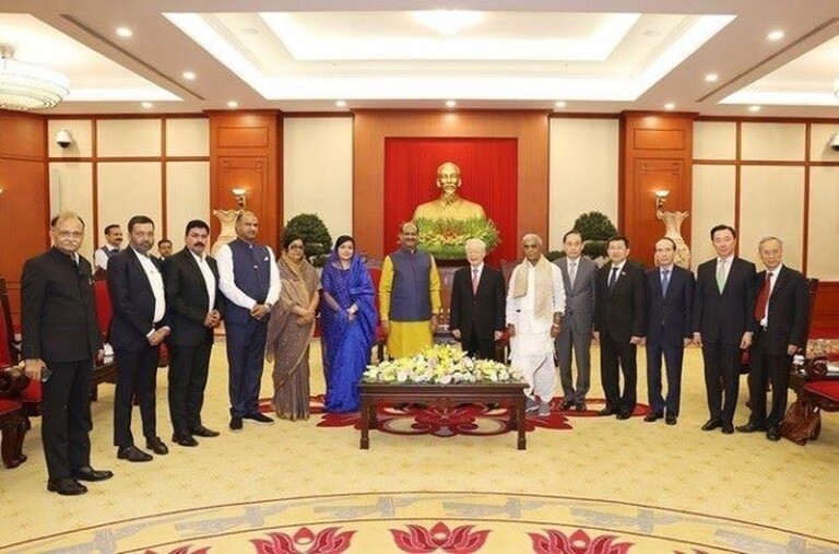Tổng Bí thư Nguyễn Phú Trọng và Chủ tịch Hạ viện Ấn Độ Om Birla chụp ảnh chung với các đại biểu. (Ảnh: Trí Dũng/TTXVN)