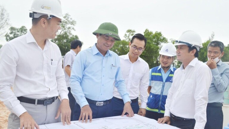 Phó Bí thư Tỉnh ủy, Chủ tịch Ủy ban nhân dân tỉnh Quảng Trị Võ Văn Hưng (đội mũ bộ đội) kiểm tra thực địa triển khai dự án Nhà máy sản xuất inox và thép hợp kim ở Khu kinh tế đông nam Quảng Trị.