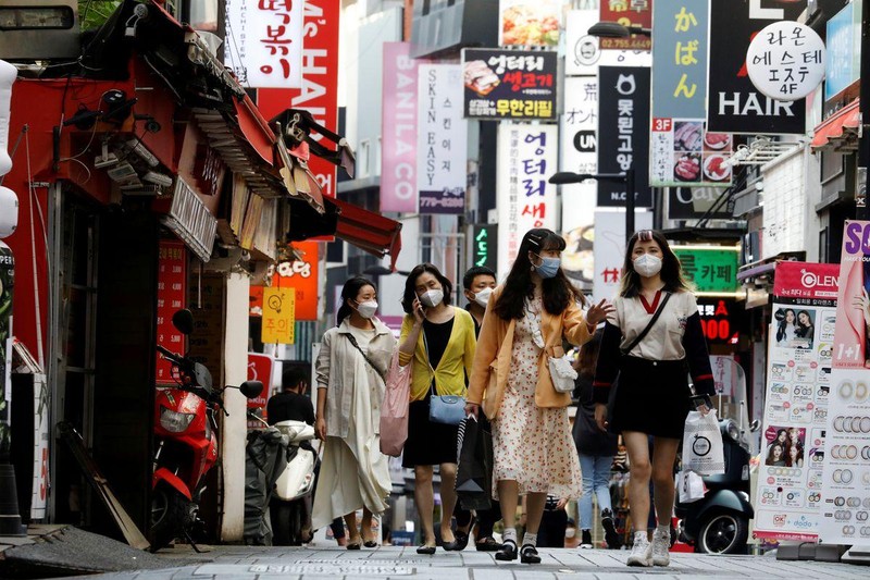 Khu phố mua sắm Myeongdong tại Seoul, Hàn Quốc, ngày 28/5/2020. (Ảnh: Reuters)