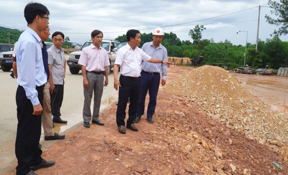 Ông Nguyễn Văn Phương, Chủ tịch UBND tỉnh Thừa Thiên - Huế kiểm tra, đốc thúc các dự án trọng điểm đẩy nhanh tiến độ