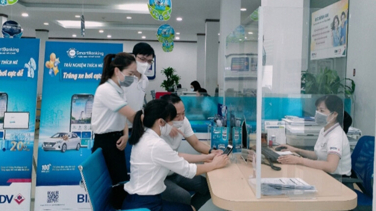 Cán bộ Ngân hàng TMCP Đầu tư và Phát triển Việt Nam Chi nhánh Bắc Giang hướng dẫn khách hàng sử dụng dịch vụ tín dụng.