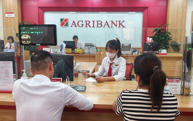 Giao dịch khách hàng tại Agribank chi nhánh tỉnh Vĩnh Phúc.