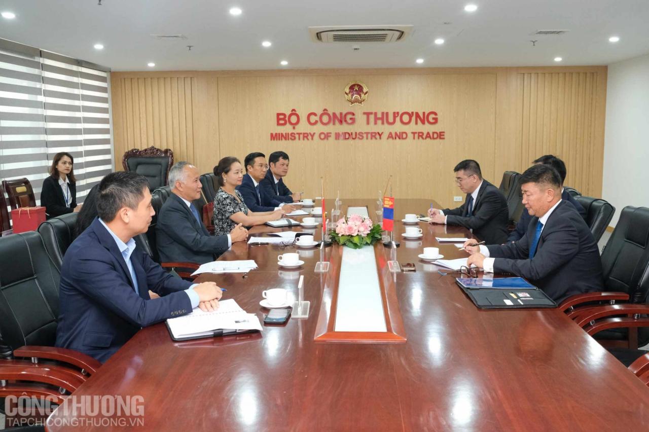 Thứ trưởng Bộ Công Thương Trần Quốc Khánh tiếp Thứ trưởng Bộ Ngoại giao Mông Cổ Batsumber Munkhjin