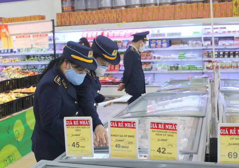 Cán bộ Đội Quản lý thị trường số 2 kiểm tra các mặt hàng tại Siêu thị Lan Chi (TP. Thái Nguyên).