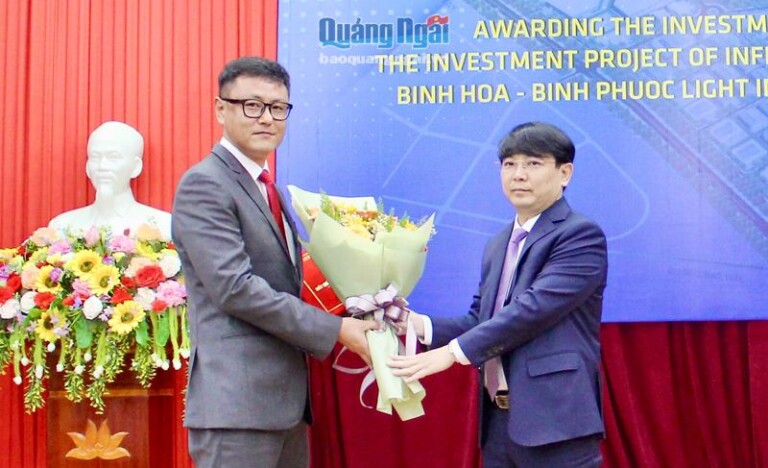 Trưởng ban Quản lý KKT Dung Quất và các KCN tỉnh Hà Hoàng Việt Phương (bên phải) trao giấy chứng nhận đầu tư cho nhà đầu tư dự án Đầu tư xây dựng và kinh doanh kết cấu hạ tầng Khu Công nghiệp nhẹ Bình Hòa - Bình Phước.   ẢNH: THANH NHỊ