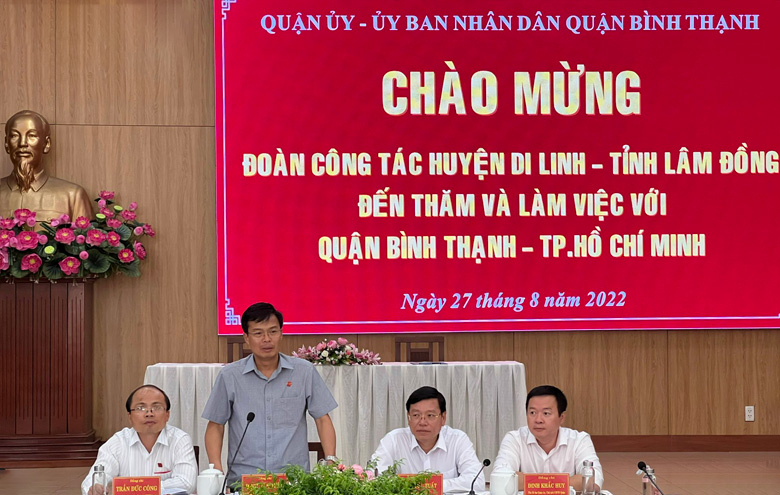 Ông Đinh Văn Tuấn - Bí thư Huyện ủy Di Linh giới thiệu về tiềm năng, lợi thế của huyện Di Linh với lãnh đạo quận Bình Thạnh