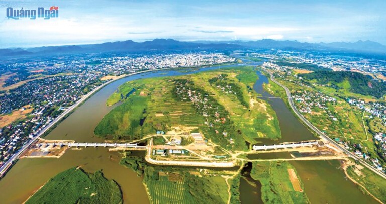 Đập dâng hạ lưu sông Trà Khúc đang được thi công nhìn từ trên cao.                                   Ảnh: PV