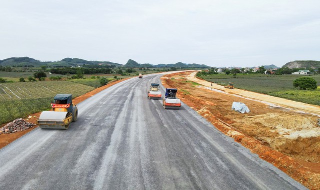 100% cán bộ xung phong làm việc xuyên Lễ trên công trường cao tốc Bắc-Nam - Ảnh 1.