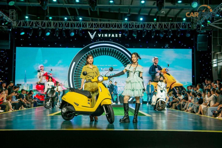 VinFast bàn giao lô xe máy điện Evo 200 đầu tiên tại nhà máy