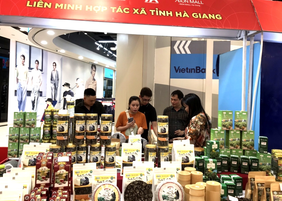 Sản phẩm trà của HTX Minh Quang trưng bày và giới thiệu tại Hội chợ xúc tiến thương mại nông nghiệp, sản phẩm OCOP Hà Nội năm 2022.

