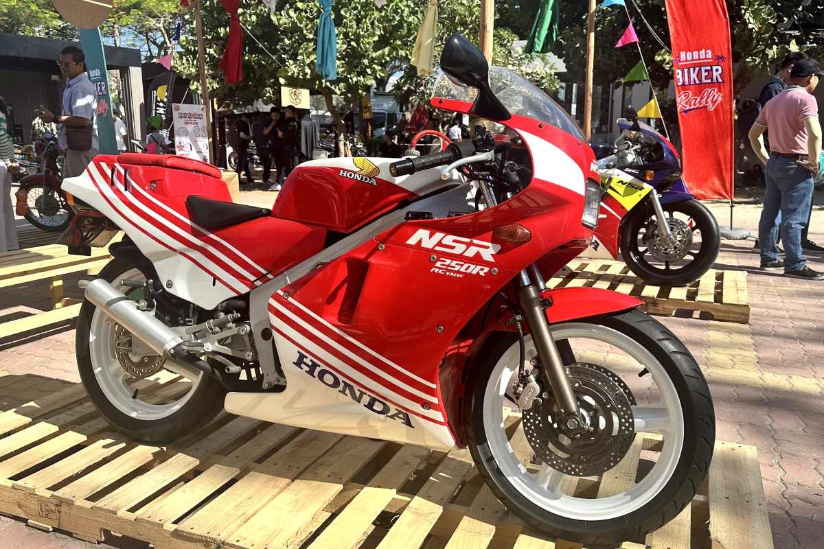 Đây là chiếc Honda NSR250R từ năm 1986. Đây là dòng sportbike 2 kỳ cao cấp nhất của Honda trong thời gian này Trong đó, phiên bản “đỉnh cao” của dòng xe là Honda NSR250R SP, với nhiều chi tiết được lấy cảm hứng từ những mẫu xe đua MotoGP ở thể thức 250 cc vào thời kỳ đó.
