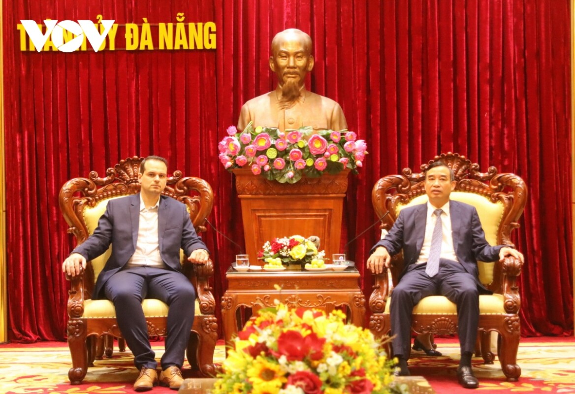 Ông Lê Trung Chinh, Chủ tịch UBND thành phố Đà Nẵng tiếp và làm việc với ông Jérémy Bacchi, Thượng nghị sĩ, Ủy viên Bộ Chính trị Đảng Cộng sản Pháp.
