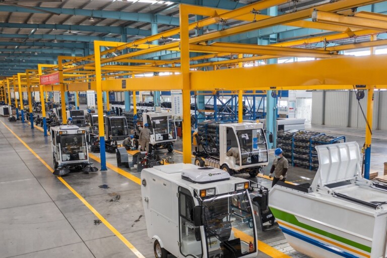 Công nhân làm việc trong phân xưởng sản xuất xe điện tại đặc khu phát triển kinh tế Phồn Xương ở tỉnh An Huy, Trung Quốc.