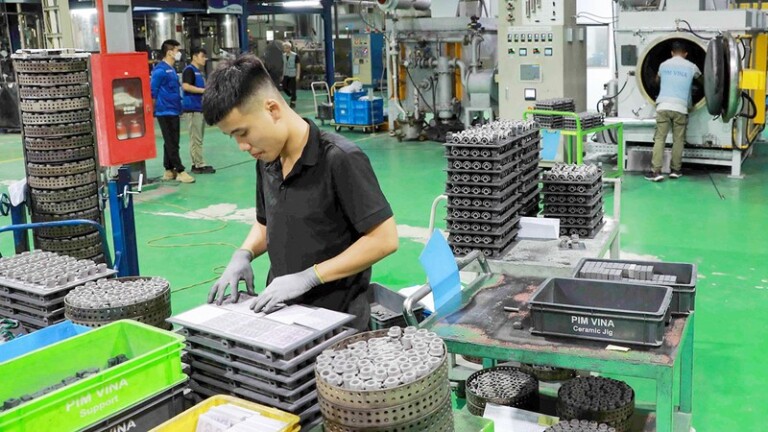 Sản xuất linh kiện ô-tô tại Công ty TNHH Pim Vina (FDI Hàn Quốc) ở Khu công nghiệp Mỹ Trung, huyện Mỹ Lộc, tỉnh Nam Ðịnh.