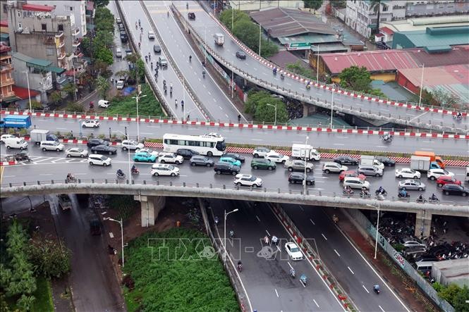 Từng hàng xe nối đuôi nhau di chuyển khó khăn trên cầu Vĩnh Tuy hướng từ trung tâm thành phố Hà Nội sang quận Long Biên. Ảnh minh họa: Phạm Kiên/TTXVN